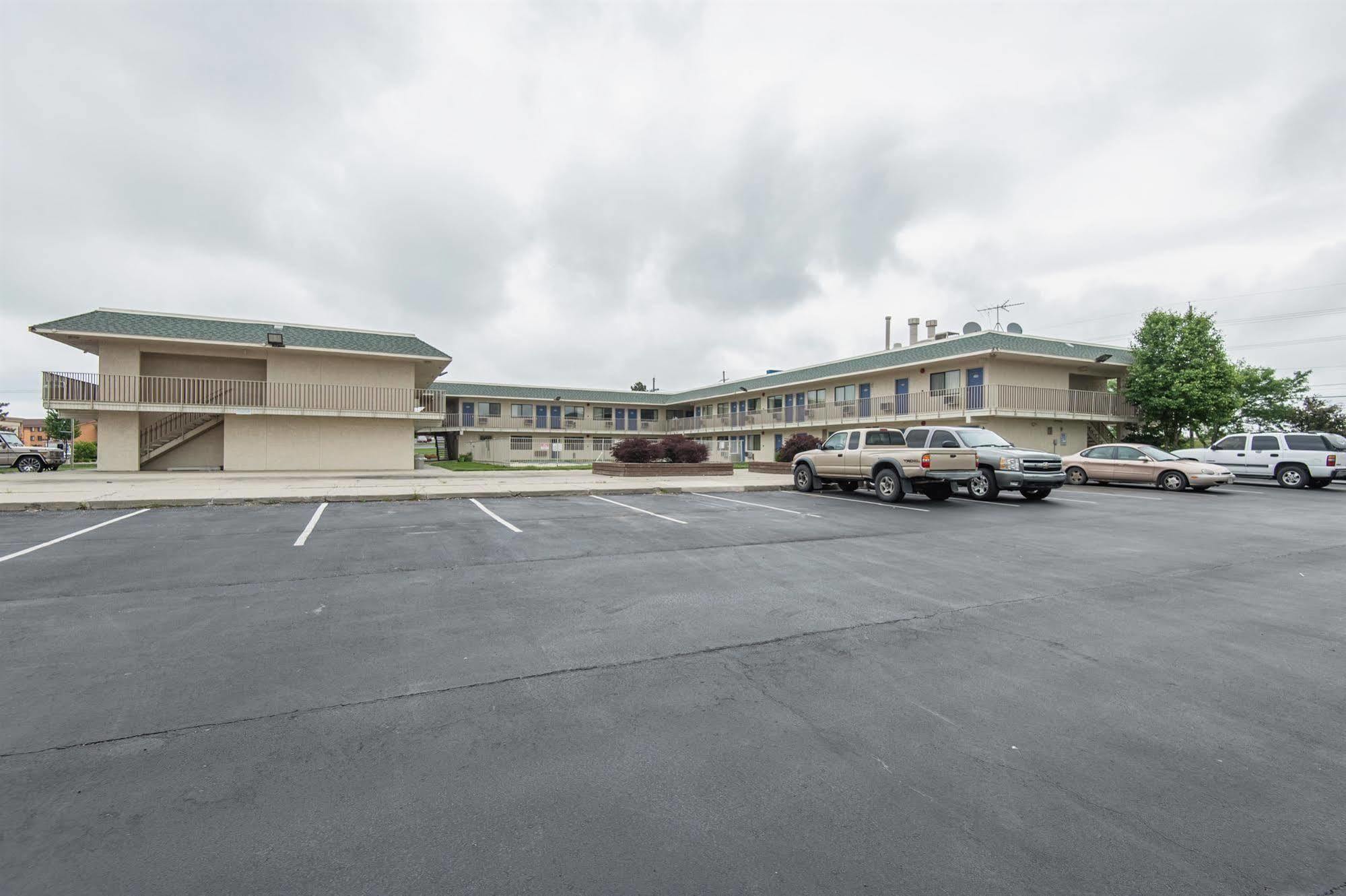 Motel 6 Kansas City, Mo - Airport Екстериор снимка