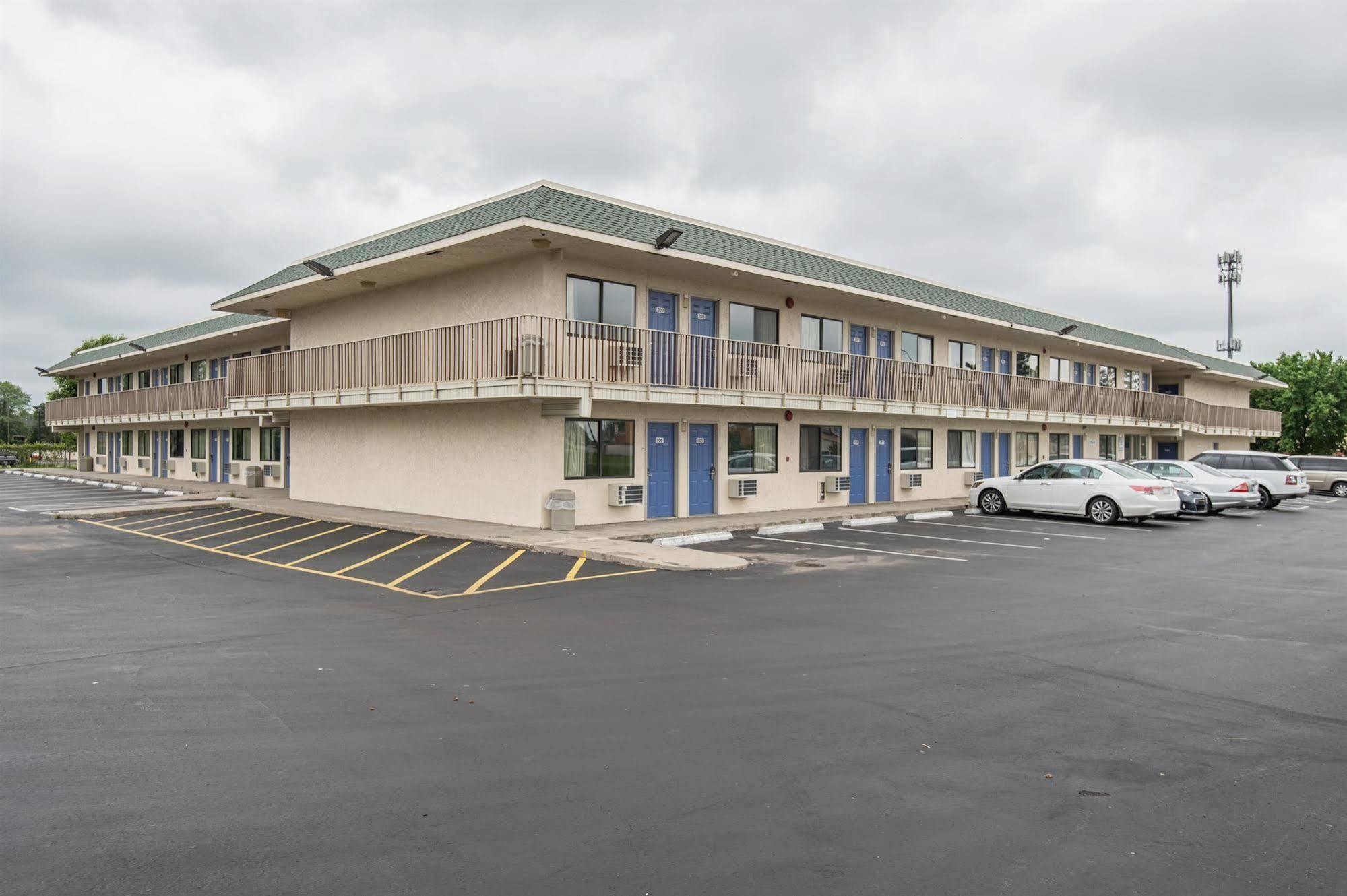 Motel 6 Kansas City, Mo - Airport Екстериор снимка