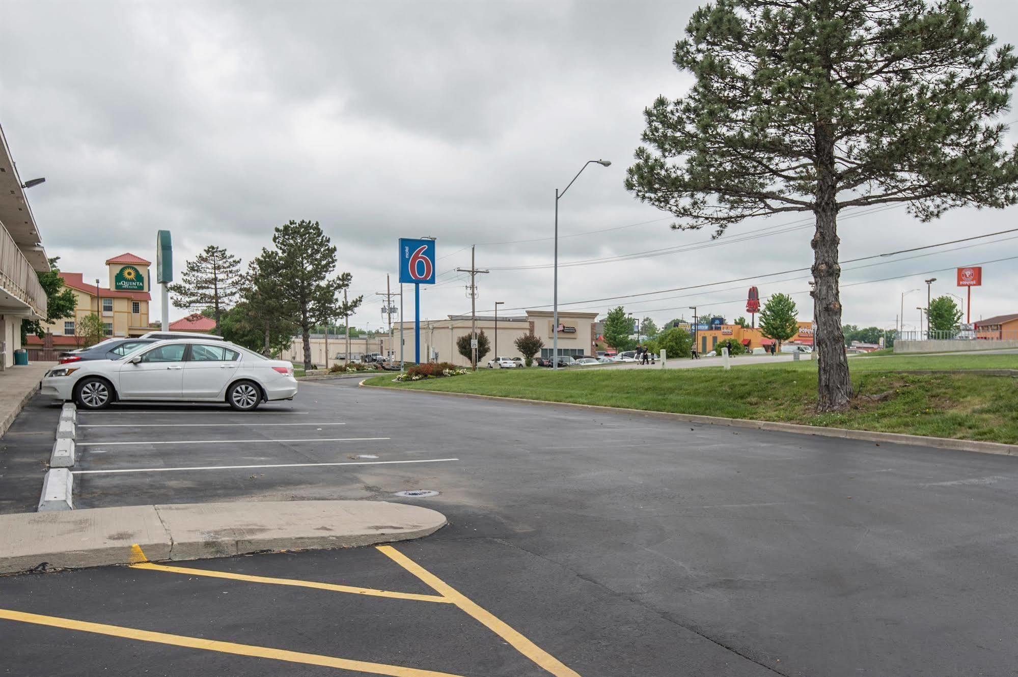 Motel 6 Kansas City, Mo - Airport Екстериор снимка