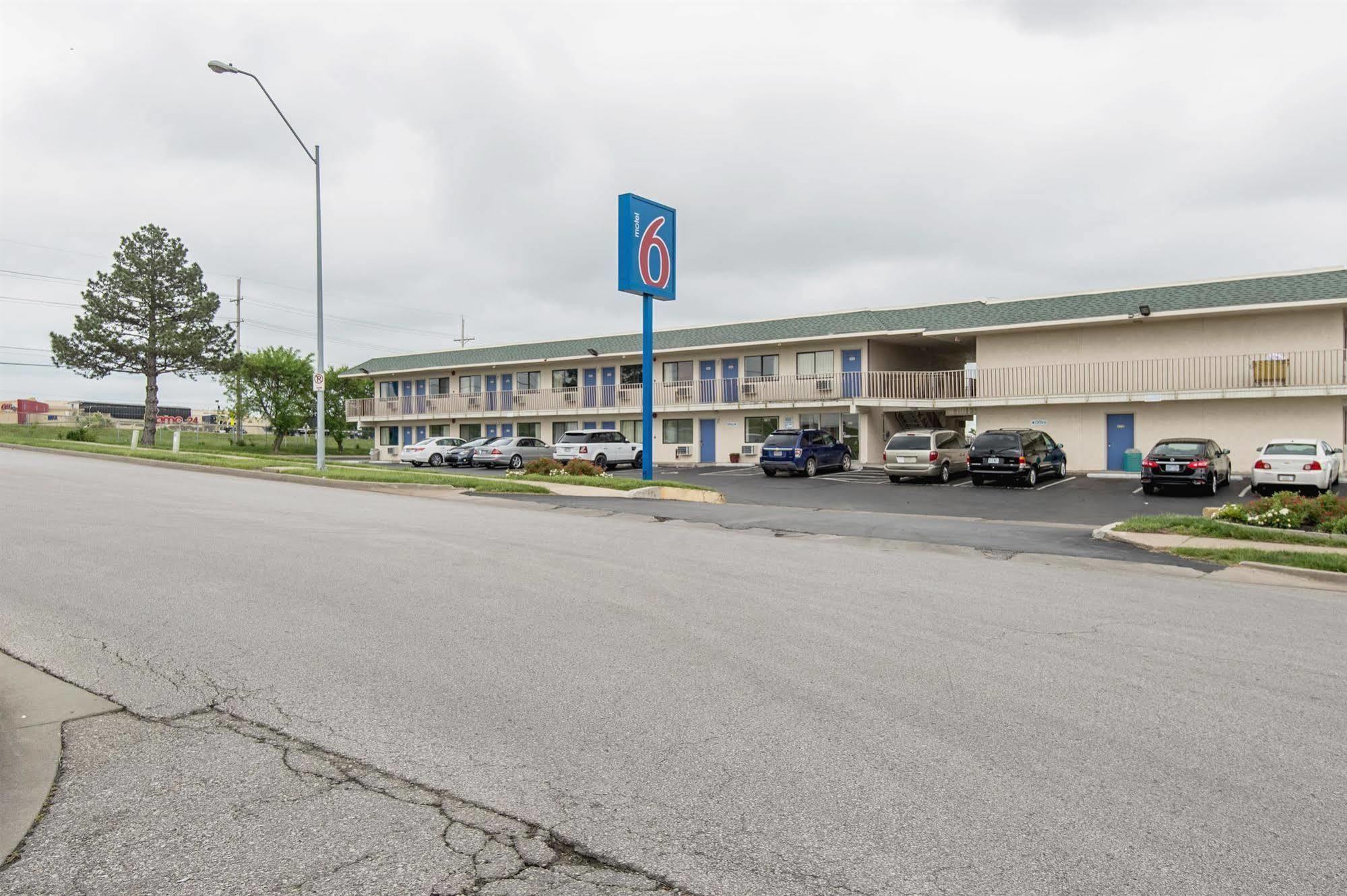 Motel 6 Kansas City, Mo - Airport Екстериор снимка