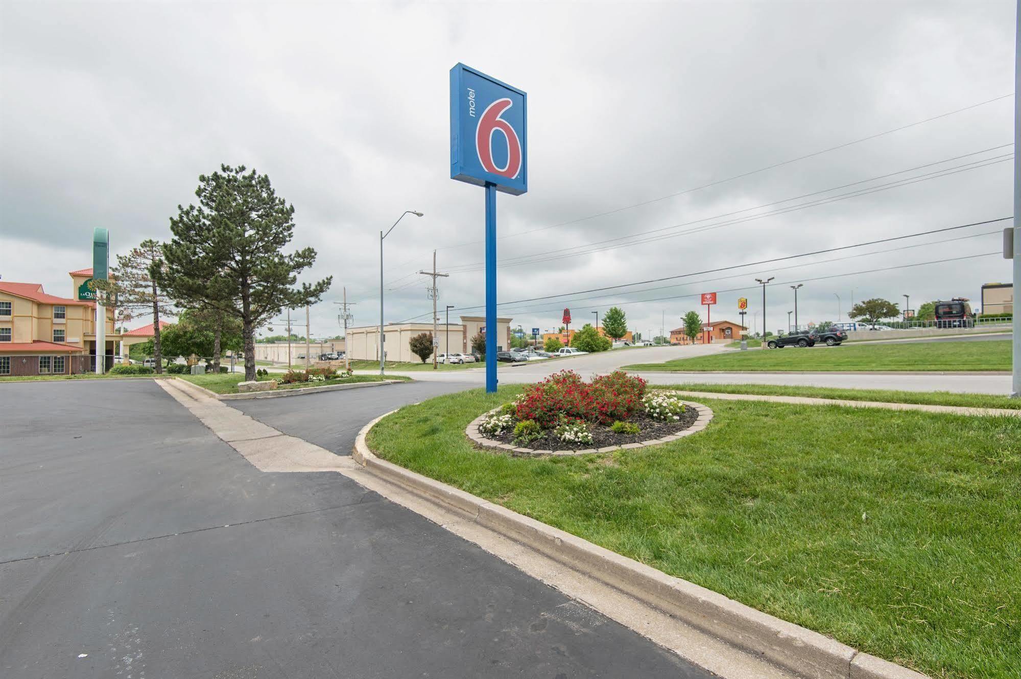 Motel 6 Kansas City, Mo - Airport Екстериор снимка