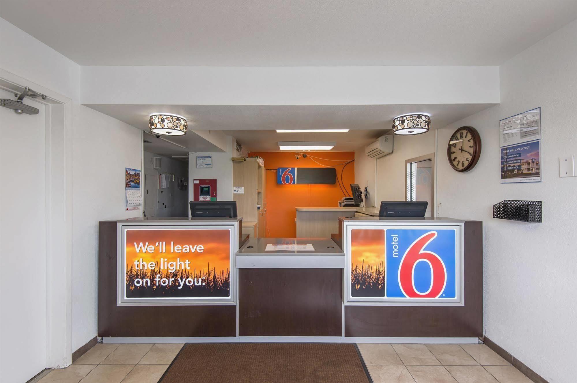 Motel 6 Kansas City, Mo - Airport Екстериор снимка