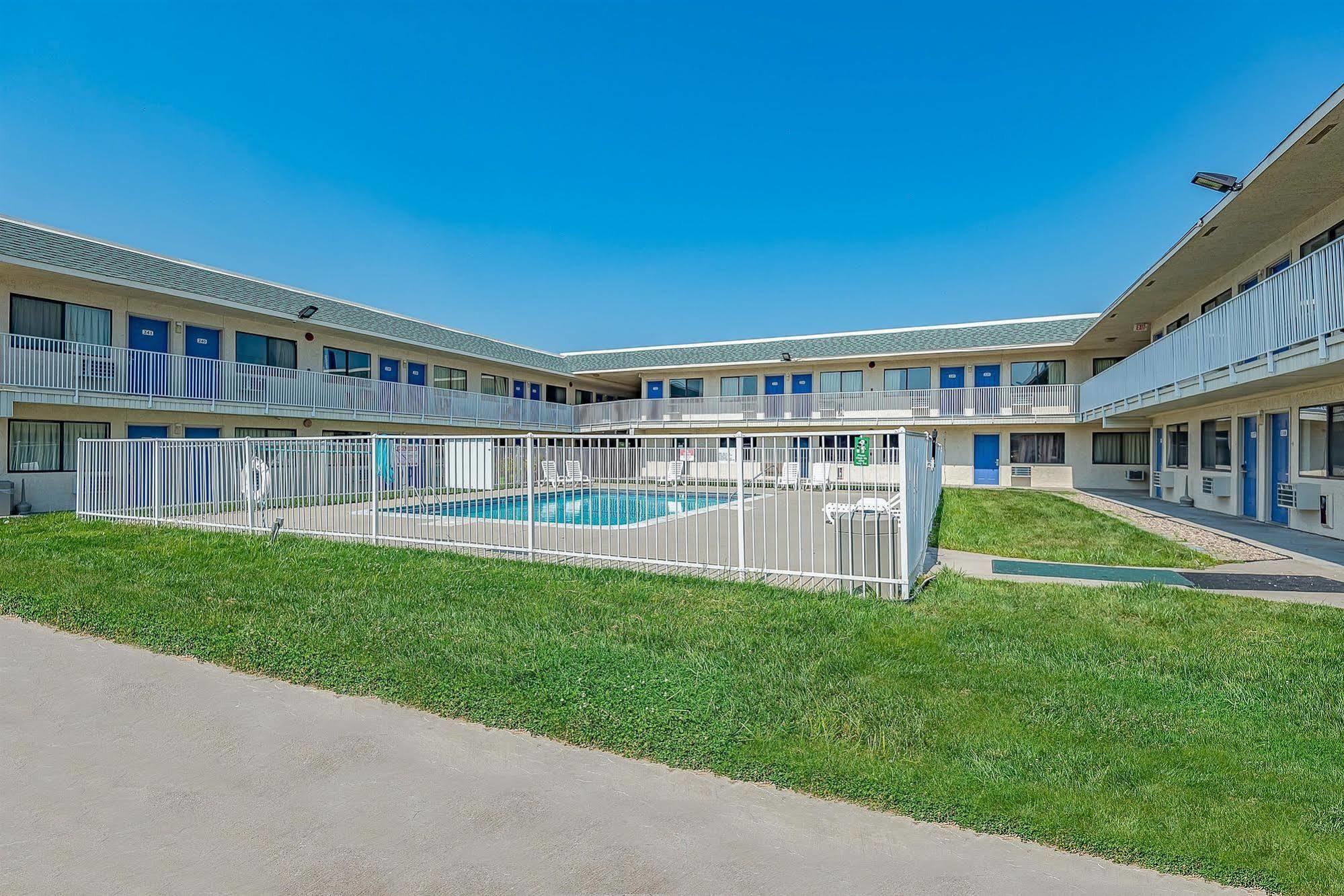 Motel 6 Kansas City, Mo - Airport Екстериор снимка