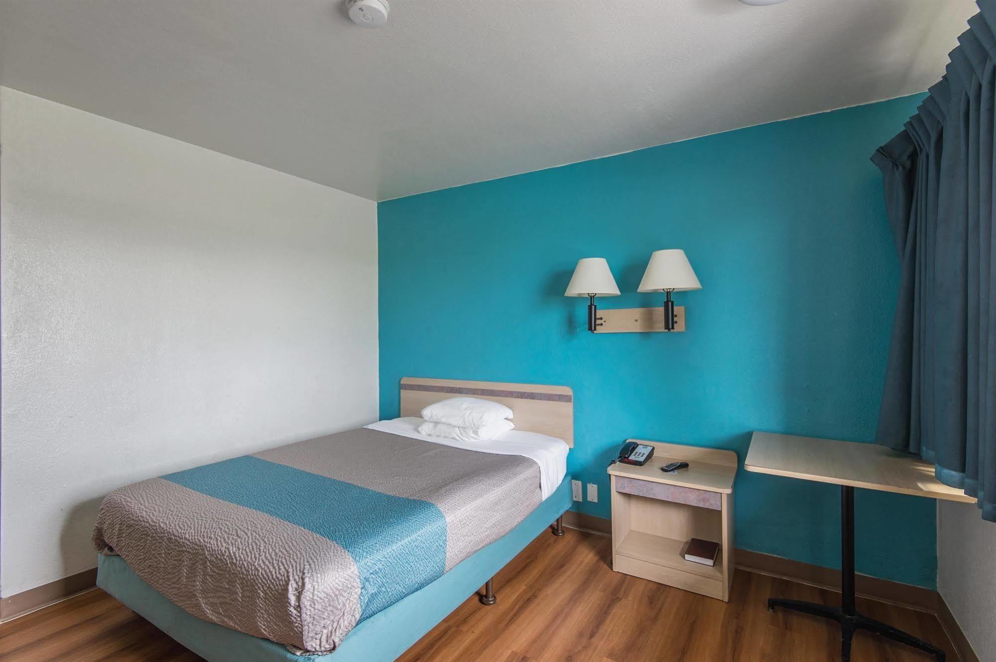 Motel 6 Kansas City, Mo - Airport Екстериор снимка