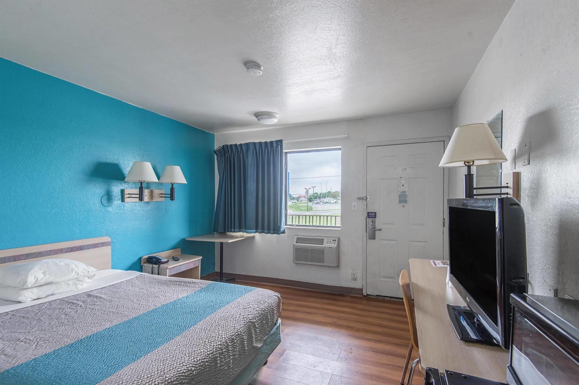 Motel 6 Kansas City, Mo - Airport Екстериор снимка